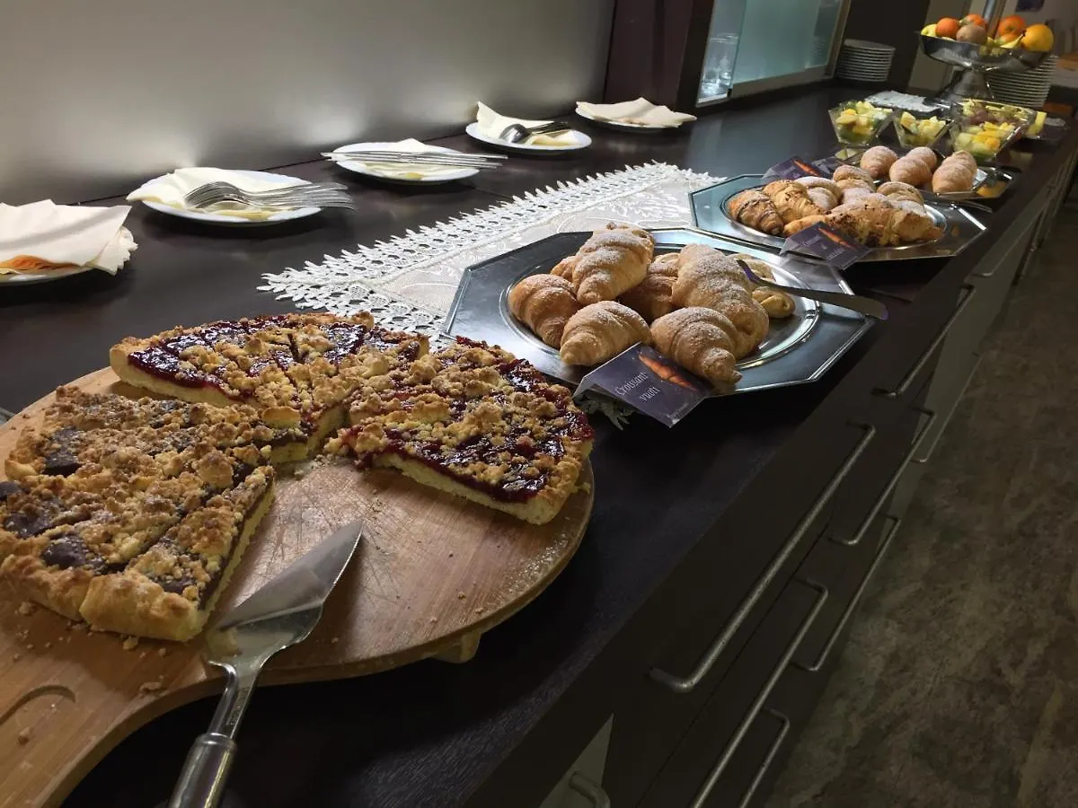 מרינה די מסה Hotel Roma 3*, מרינה די מסה איטליה